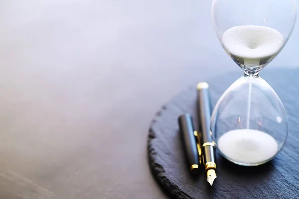 Sand Läuft Durch Die Glühbirnen Einer Sanduhr Die Die Vergehende — Stockfoto