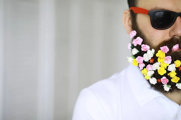 Homem Barbudo Com Barba Decorada Para Férias Primavera Flores Barba — Fotografia de Stock