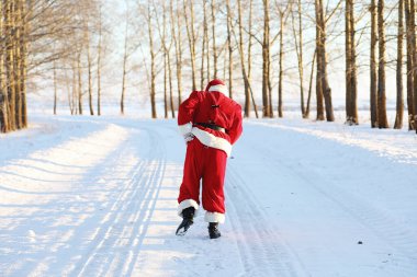 Noel Baba kış tarlasında. Noel Baba sihirli sis tarlada yürüyor. Noel Arifesi 'nde Noel Baba çocuklara kırmızı bavul içinde hediyeler taşıyor.