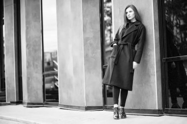 Bulutların arasında iş yapan güzel bir kız.