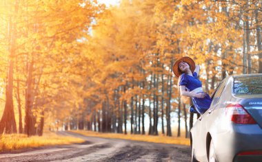 Doğa elbise genç güzel kız. Şapkalı bir kız parkta yürüyor. Şehir dışında bir sepet ile piknik üzerinde genç kadın