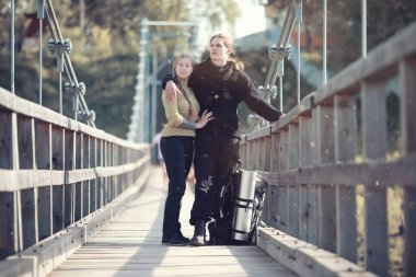 Bir sırt çantası ile yürüyerek seyahat