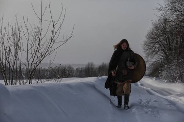Defender'ı posta zırh genç savaşçı bir kılıç ve balta ile silahlı