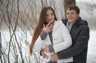 Kış öğleden sonra kar fırtınasında bir çift sevgili.