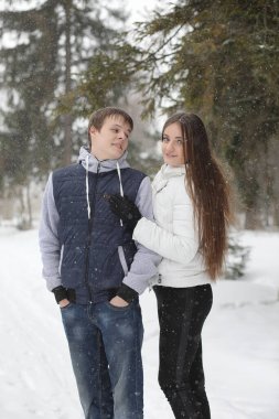 Kış öğleden sonra kar fırtınasında bir çift sevgili.