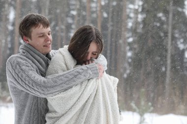 Kış öğleden sonra kar fırtınasında bir çift sevgili.