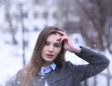 Genç kız açık havada kışın. Bir kış günü açık havada poz modeli kız. Sokakta yürüyen kız bayram hafta sonu