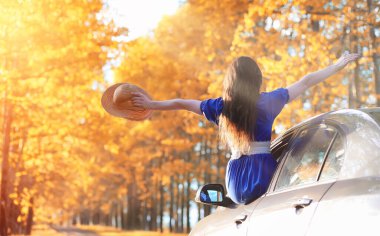 Doğa elbise genç güzel kız. Şapkalı bir kız parkta yürüyor. Şehir dışında bir sepet ile piknik üzerinde genç kadın