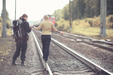 Bir sırt çantası ile yürüyerek seyahat