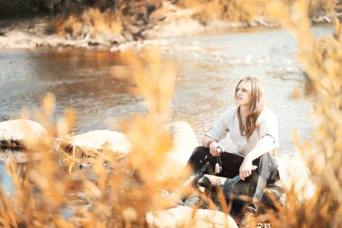 Etnik kıyafetli bir adam İskandinav köylüsüdür.