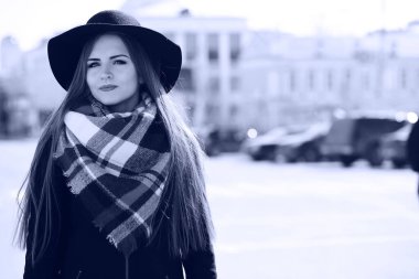 Bir genç kızın yolda siyah ve beyaz fotoğraf