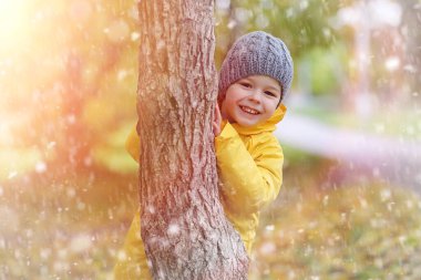 Bir çocuk sonbahar günü dışında bir yürüyüş için yağmurluk