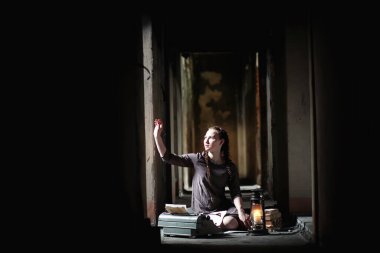 Eski defterleri olan genç bir kız.