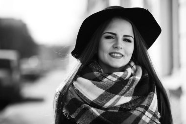 Bir genç kızın yolda siyah ve beyaz fotoğraf