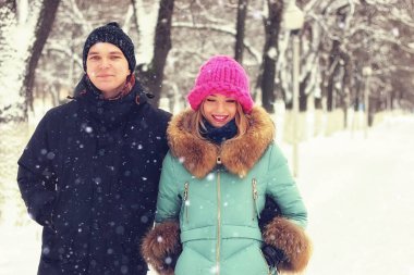 aşık çift kışın yürümek