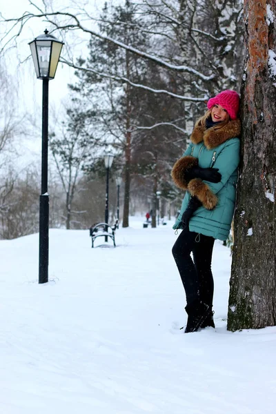 Молодая Девушка Зимнем Парке Скамейкой — стоковое фото