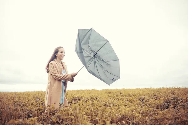 Ung Flicka Hösten Regnigt Väder — Stockfoto