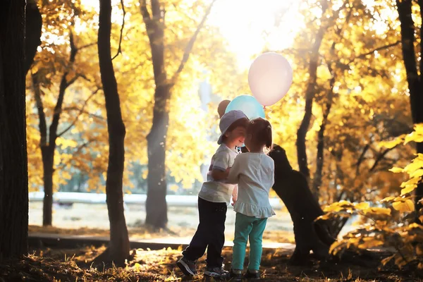 Küçük Çocuk Sonbahar Park Yürüyordunuz — Stok fotoğraf