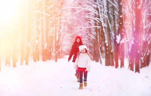 Conto Fadas Inverno Uma Jovem Mãe Sua Filha Montam Trenó — Fotografia de Stock