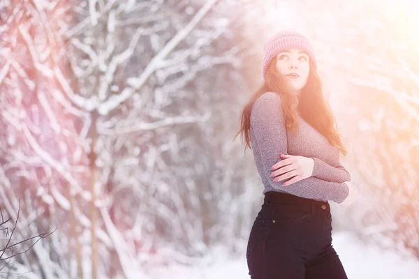 Egy Fiatal Lány Téli Parkban Sétálni Karácsonyi Ünnepek Téli Erdőben — Stock Fotó