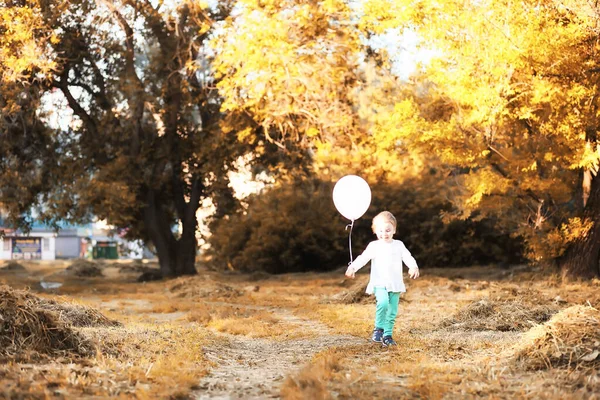 Маленькі Діти Гуляють Осінньому Парку — стокове фото