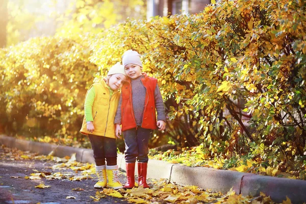 Παιδιά Περπατούν Στο Πάρκο Του Φθινοπώρου — Φωτογραφία Αρχείου