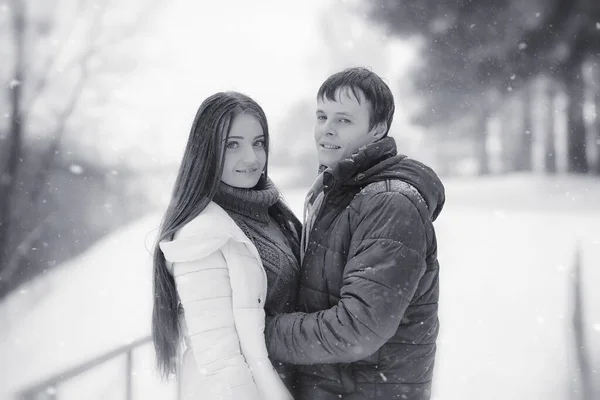 Ett Älskande Par Vinterpromenad Man Och Kvinna Ett Datum Parken — Stockfoto