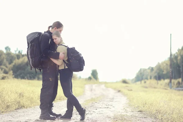 Viajar con una mochila a pie — Foto de Stock