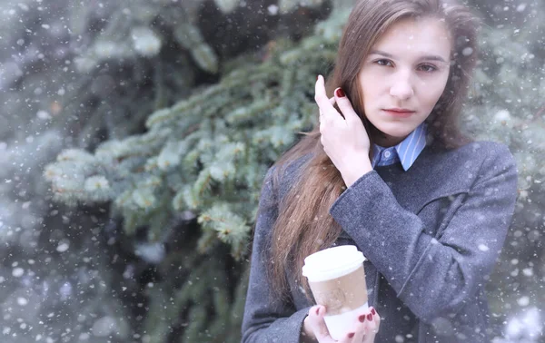 Giovane Ragazza All Aperto Inverno Ragazza Modello Posa All Aperto — Foto Stock