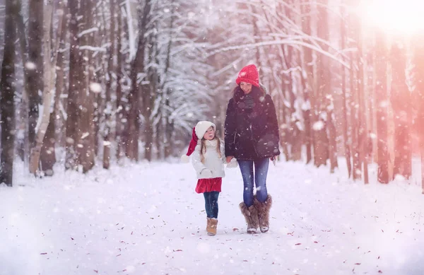 Cuento Hadas Invierno Una Joven Madre Hija Montan Trineo Bosque — Foto de Stock