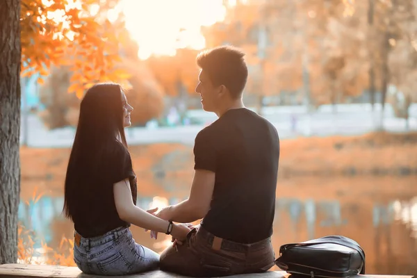 Jong Koppel Een Wandeling Herfst Prachtig Park Bij Zonsondergang — Stockfoto