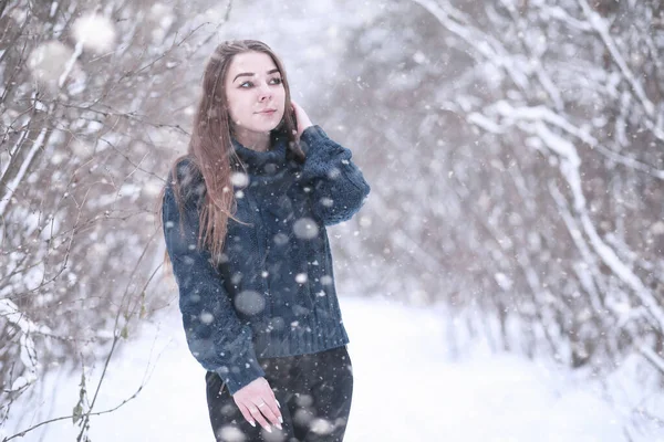 下午在雪地里的一个冬季公园里的女孩 — 图库照片