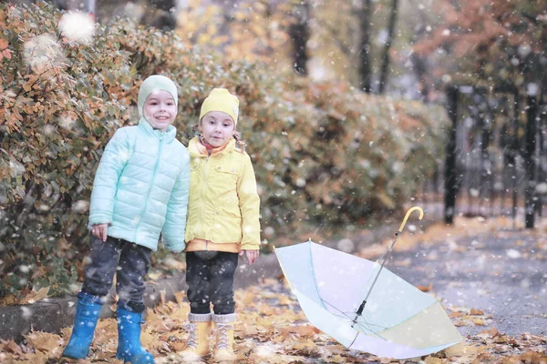 Çocuklar Parkta Ilk Karla Yürür — Stok fotoğraf