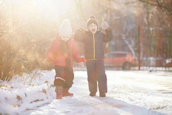 Barn Vinter Park Lek Med Sno — Stockfoto