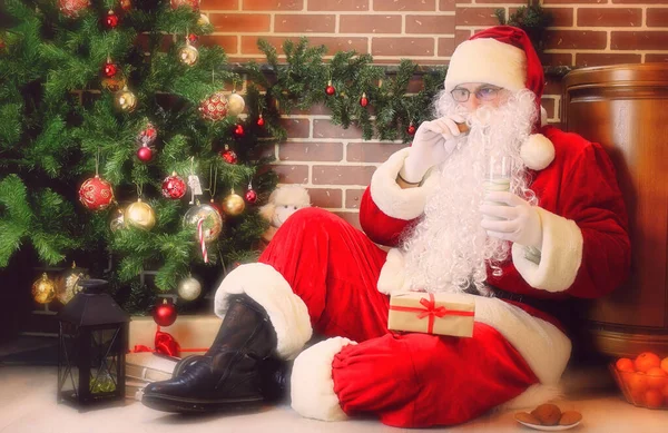 Santa Claus Con Regalos Sentados Junto Árbol Navidad —  Fotos de Stock