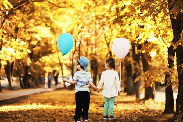 Küçük Çocuk Sonbahar Park Yürüyordunuz — Stok fotoğraf