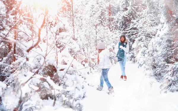 Молода Сім Прогулянку Мама Дочкою Йдуть Сніговому Парку — стокове фото