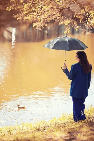 Donna Incinta Una Passeggiata Nel Parco — Foto Stock