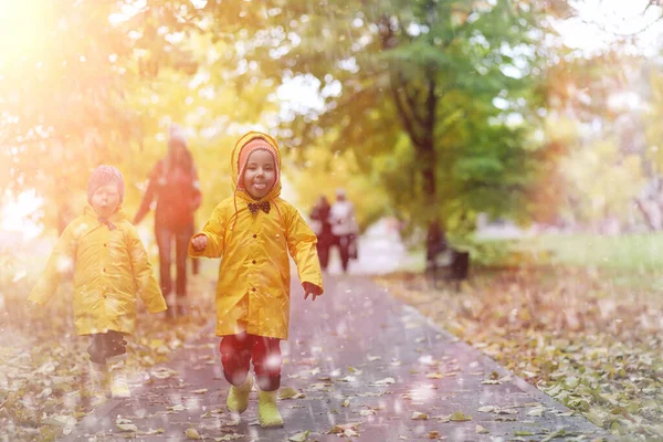 Enfant Imperméable Pour Une Promenade Extérieur Jour Automne — Photo