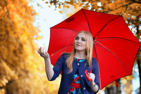 Mädchen Auf Der Straße Mit Einem Regenschirm Für Einen Spaziergang — Stockfoto