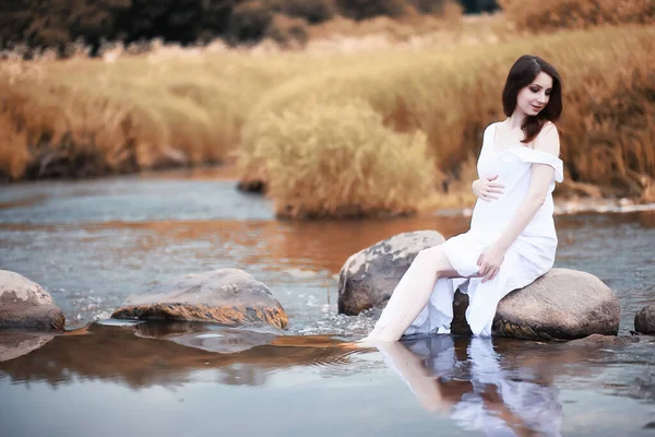 Pregnant Woman Nature Walk Autumn — Stock Photo, Image