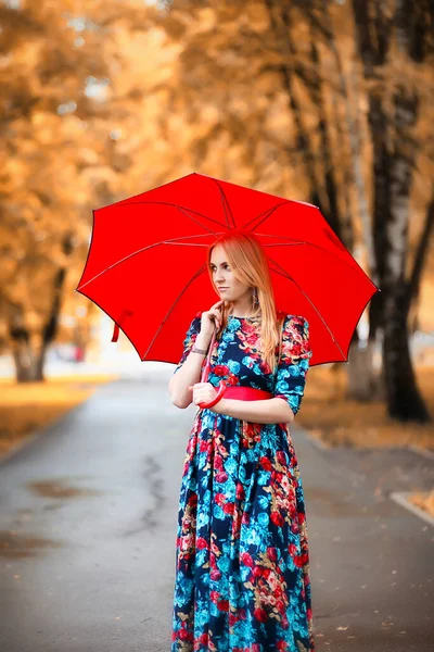 Fille Dans Rue Avec Parapluie Pour Une Promenade Sur Été — Photo