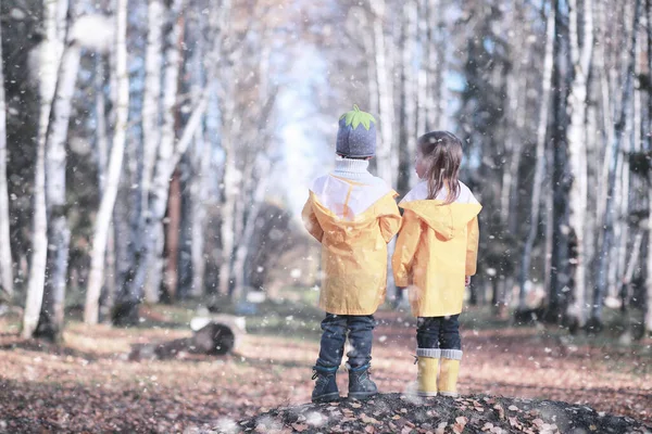 Les Enfants Marchent Dans Parc Avec Première Neige — Photo