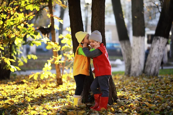 Çocuklar Sonbahar Parkında Sonbaharda Yürürler — Stok fotoğraf