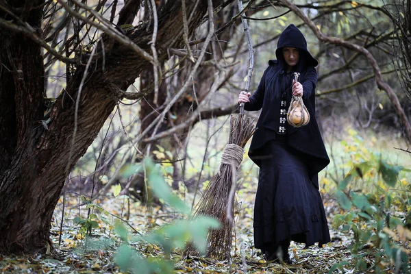 Uma Mulher Num Fato Bruxa Numa Floresta Densa Num Ritual — Fotografia de Stock