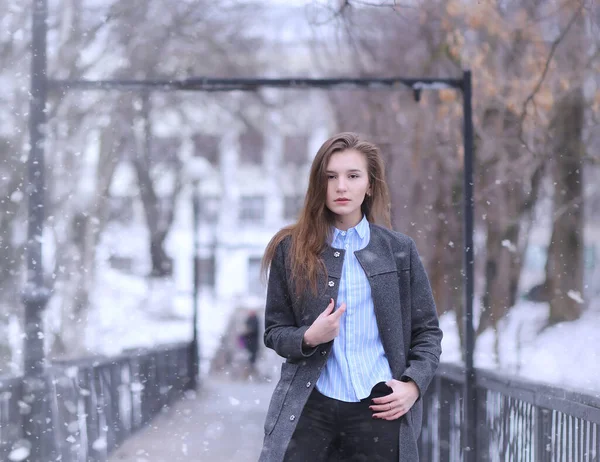 Jong Meisje Buiten Winter Model Meisje Poseren Buitenshuis Een Winterdag — Stockfoto
