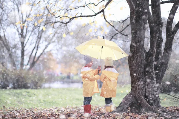 Les Enfants Marchent Dans Parc Avec Première Neige — Photo