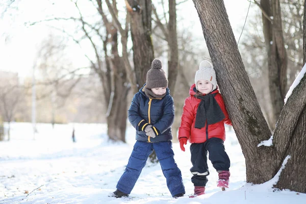 Barn Vinter Park Lek Med Sno — Stockfoto