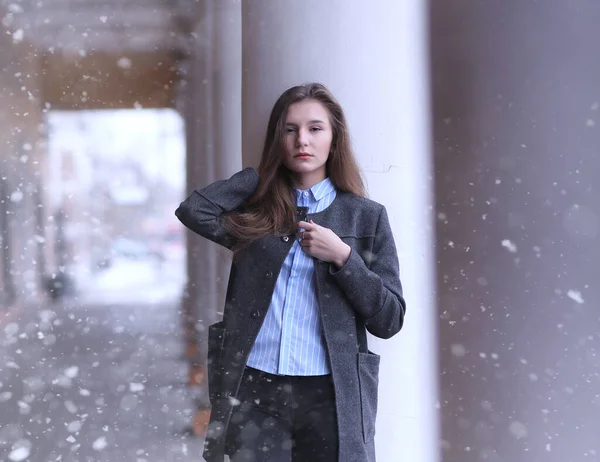 Jong Meisje Buiten Winter Model Meisje Poseren Buitenshuis Een Winterdag — Stockfoto