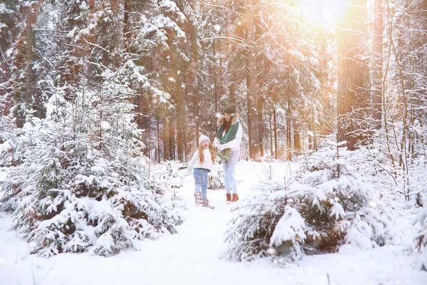 Jeune Famille Pour Une Promenade Maman Fille Marchent Dans Parc — Photo